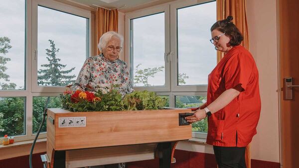 Seniorin am Hochbeet