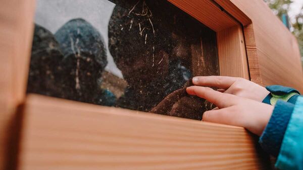 Sichtfenster mit Kinderhand
